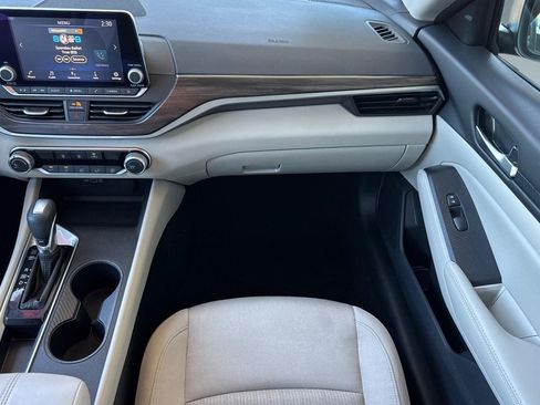 Used 2025 Nissan Altima 2.5 SV FWD image 31