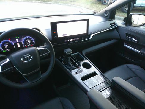 Used 2025 Toyota Sienna XSE image 33