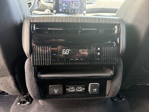 Used 2024 Jeep Wagoneer Series II w/ Flexible Seating Group RWD image 28