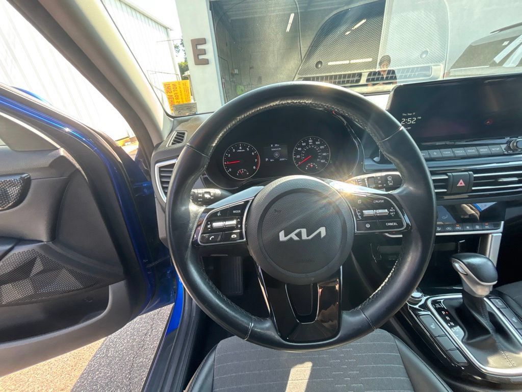 Certified 2023 Kia Seltos S w/ Navigation Package AWD/4WD image 14