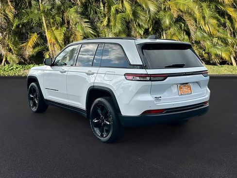 Used 2023 Jeep Grand Cherokee Altitude image 7