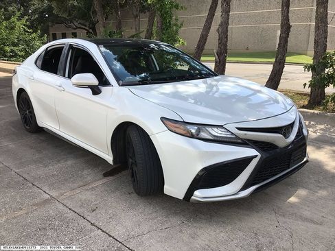 Used 2021 Toyota Camry XSE FWD image 3