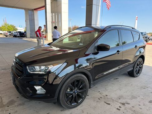 Used 2019 Ford Escape SE FWD image 1