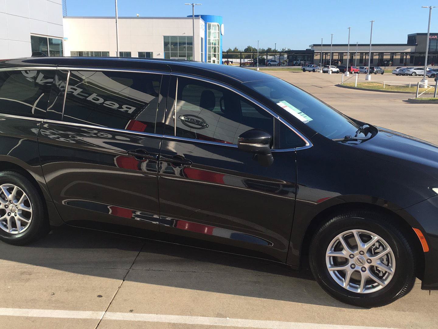 Used 2023 Chrysler Pacifica Touring FWD image 5