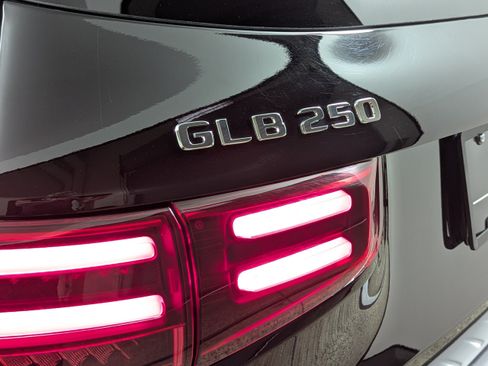 Used 2025 Mercedes-Benz GLB 250 image 24