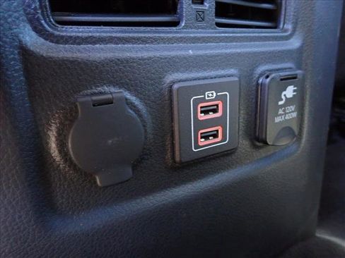 Used 2020 Nissan Titan SL w/ Moonroof Package image 10