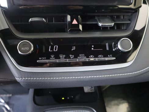 Used 2025 Toyota Corolla Hatchback w/ SE Package FWD image 14