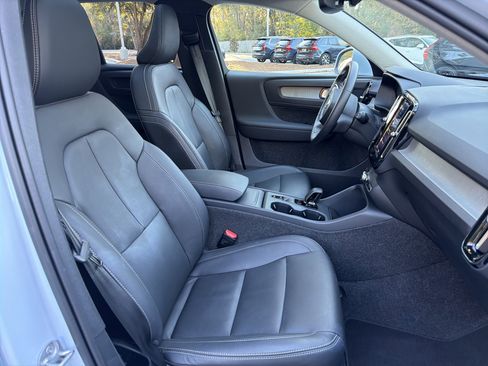 Certified 2025 Volvo XC40 B5 Core image 35