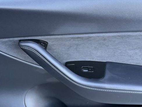 Used 2020 Tesla Model Y Long Range image 37