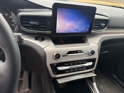 Used 2023 Ford Explorer XLT w/ Equipment Group 202A image 6