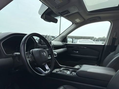 Used 2025 Honda Pilot Touring image 3