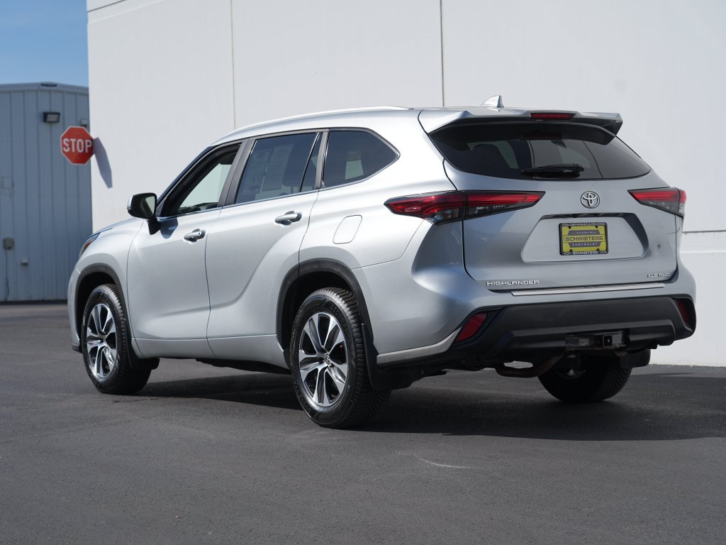 Used 2023 Toyota Highlander XLE AWD/4WD image 6
