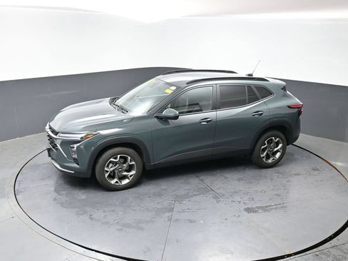 Used 2025 Chevrolet Trax LT FWD image 48