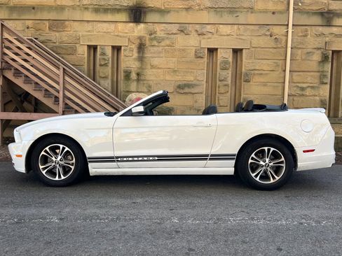 Used 2013 Ford Mustang Premium image 30