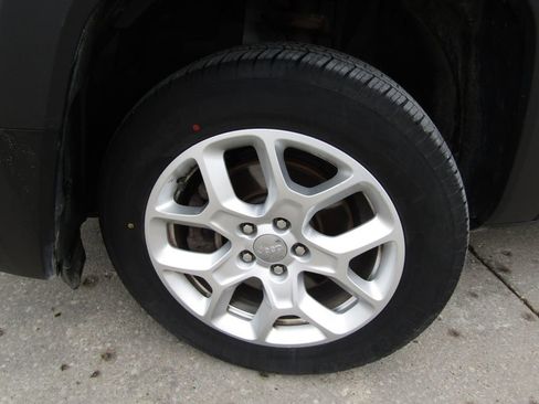 Used 2017 Jeep Renegade Latitude w/ Cold Weather Group image 24