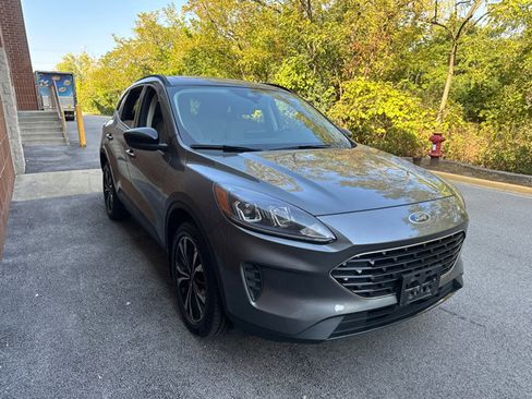 Used 2022 Ford Escape SE w/ SE Sport Appearance Package image 9