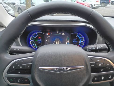 Used 2024 Chrysler Pacifica Select image 25