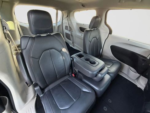 Used 2017 Chrysler Pacifica Touring-L Plus image 16