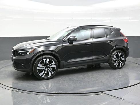 Used 2024 Volvo XC40 B5 Plus w/ Protection Package Premier AWD/4WD image 3
