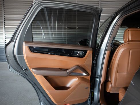 Certified 2023 Porsche Cayenne Turbo AWD/4WD image 26