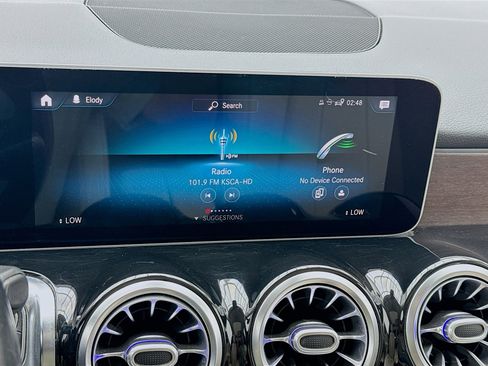 Used 2020 Mercedes-Benz GLB 250 4MATIC w/ Premium Package image 9