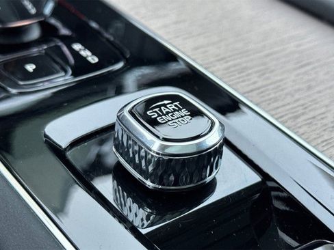 Certified 2025 Volvo XC90 B6 Plus image 24