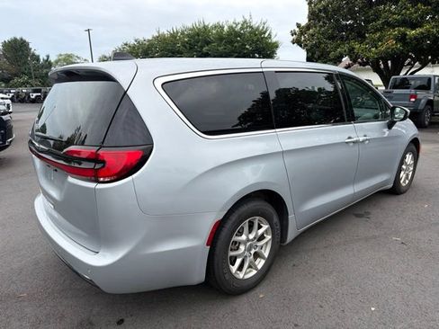 Used 2023 Chrysler Pacifica Touring-L FWD image 3
