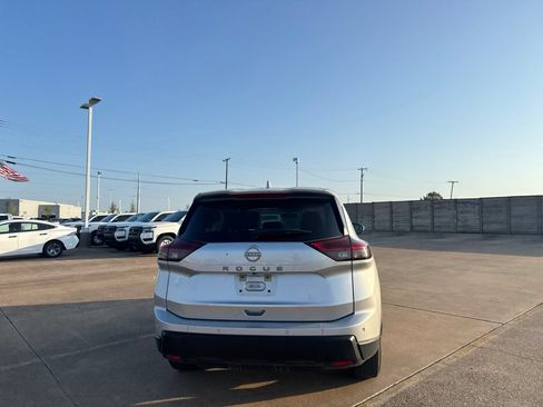 Certified 2025 Nissan Rogue SV FWD image 17