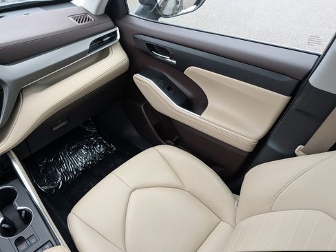Used 2021 Toyota Highlander XLE image 11