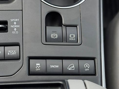Used 2022 Toyota Highlander XLE AWD/4WD image 27