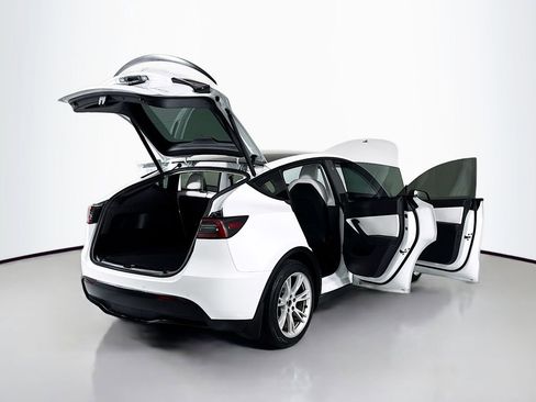 Used 2021 Tesla Model Y Long Range image 18