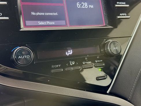 Used 2018 Toyota Camry SE FWD image 19
