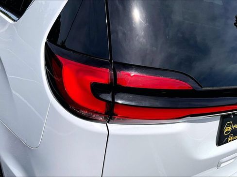 Used 2023 Chrysler Pacifica Limited FWD image 23