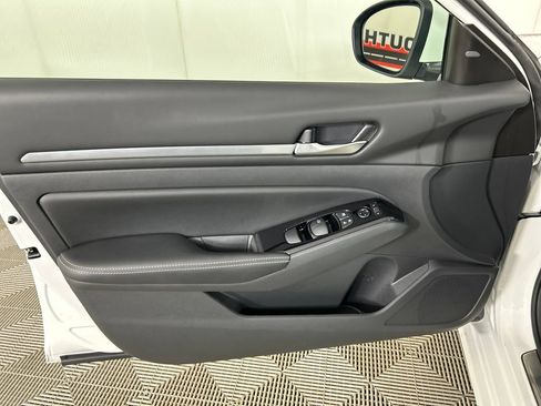 Used 2024 Nissan Altima 2.5 SL AWD/4WD image 11