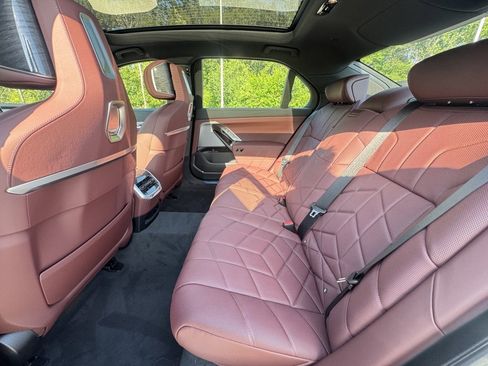 Used 2025 BMW 760i xDrive w/ Luxury Rear Seating Package image 17