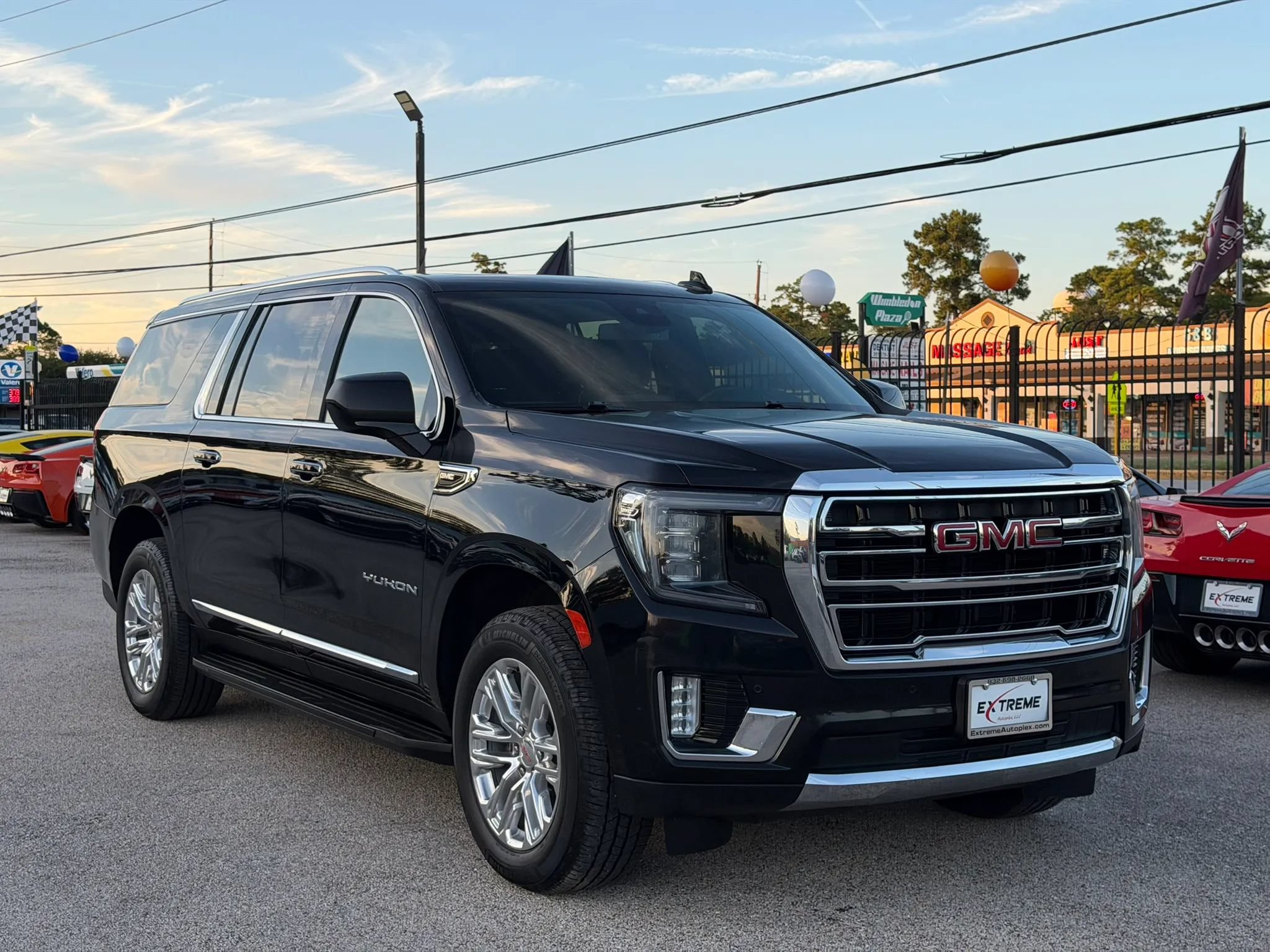 Used 2023 GMC Yukon XL SLT AWD/4WD image 5