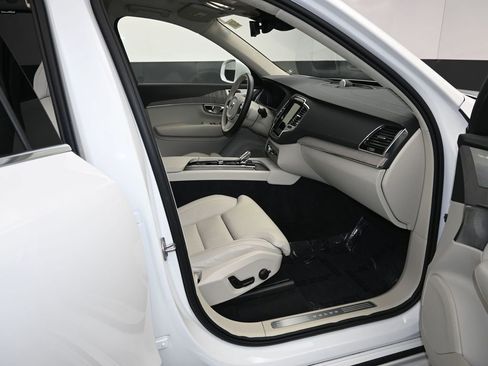 Used 2025 Volvo XC90 B6 Ultra w/ Lounge Package image 11