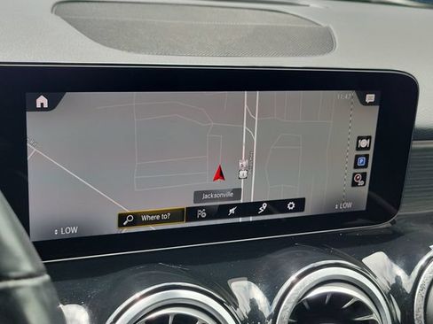 Used 2023 Mercedes-Benz GLB 250 4MATIC w/ Premium Package image 27