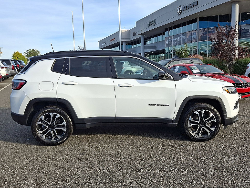 Used 2024 Jeep Compass Limited w/ Sun and Sound Group AWD/4WD image 32