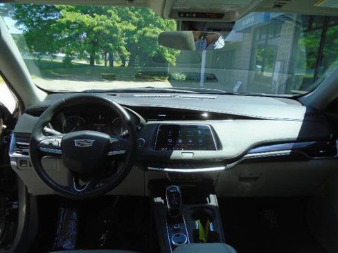 Used 2023 Cadillac XT4 Luxury w/ Cold Weather Package AWD/4WD image 13
