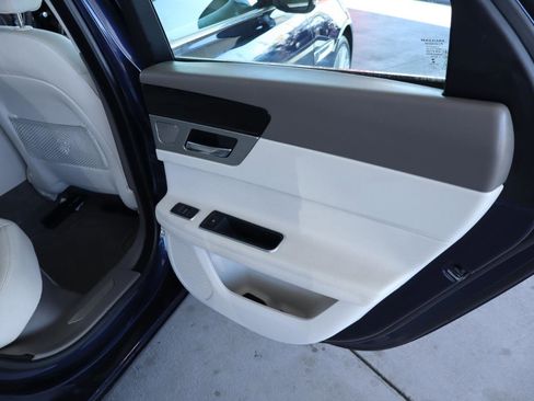Used 2016 Jaguar XF Prestige image 35