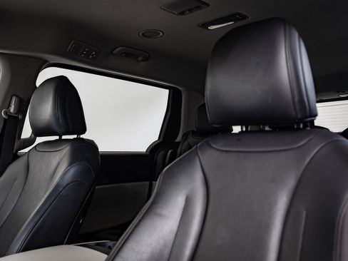 Used 2023 Kia Carnival LX image 18