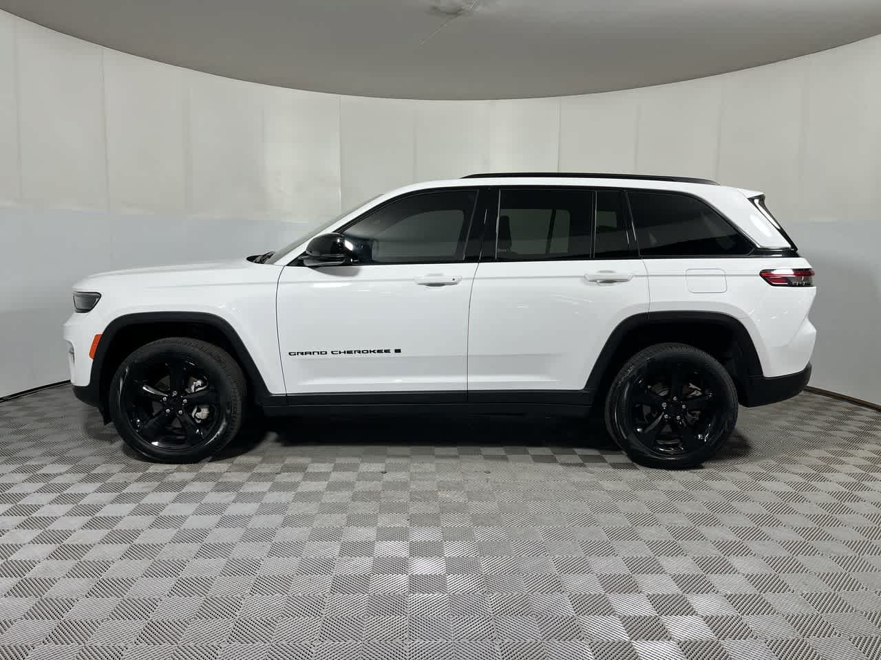 Used 2024 Jeep Grand Cherokee Limited w/ Black Appearance Package AWD/4WD image 5
