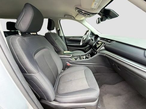 Used 2024 Jeep Grand Cherokee Laredo RWD image 16