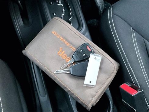 Used 2016 Jeep Wrangler Sahara w/ Connectivity Group image 33