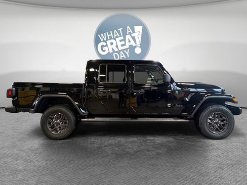 New 2025 Jeep Gladiator Sport image 2