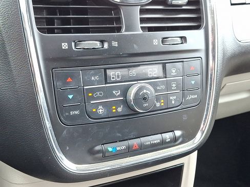 Used 2016 Chrysler Town & Country Touring-L image 19