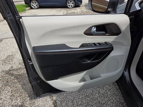 Used 2017 Chrysler Pacifica Touring-L FWD image 16