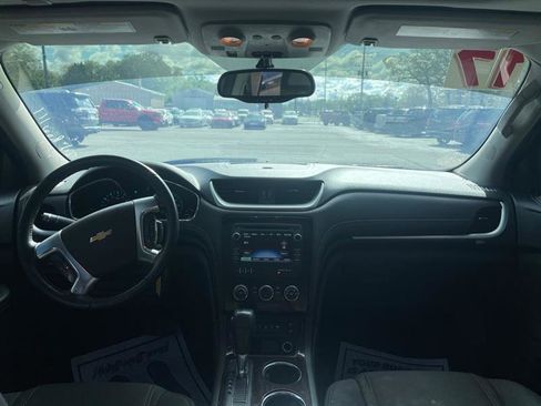 Used 2017 Chevrolet Traverse LT w/ Style and Technology Package FWD image 9