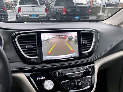 Used 2024 Chrysler Pacifica Select image 27